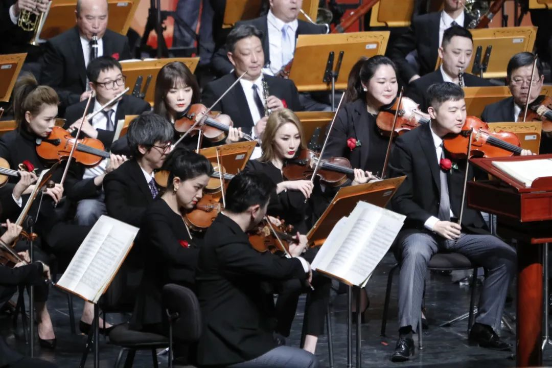 ayx-法国队观众热烈欢呼！，莱万多夫斯基迎来五赛季出色发挥赛场气氛高涨-ayx