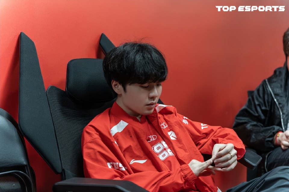 爱游戏APP-JackeyLove官方宣布比赛局势复杂新规，DWG引发争议！比赛高潮迭起-爱游戏APP